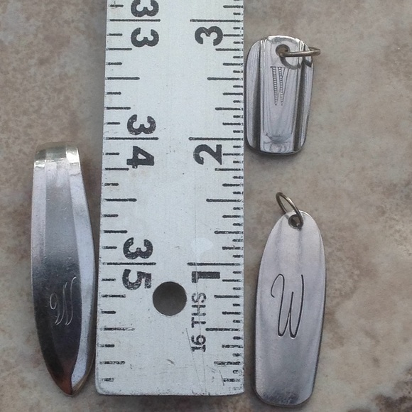 "W" monogrammed pendant made from silverware - Picture 5 of 5
